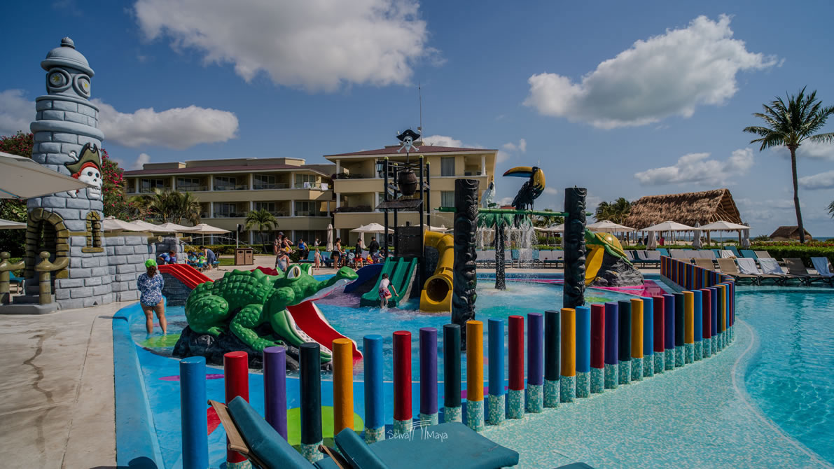 Parque acuático infantil de Moon Palace Cancún con castillo pirata, cocodrilo y toboganes