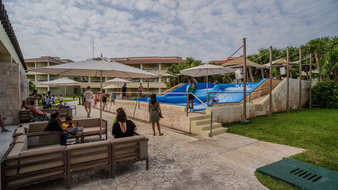 Simulador de olas FlowRider en Moon Palace Cancún con huéspedes esperando turno