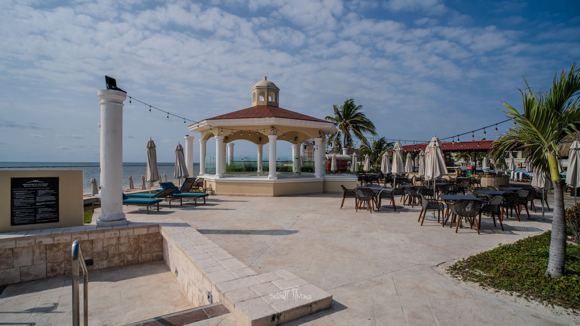 Gazebo blanco frente al mar en la sección Nizuc de Moon Palace, área de bodas