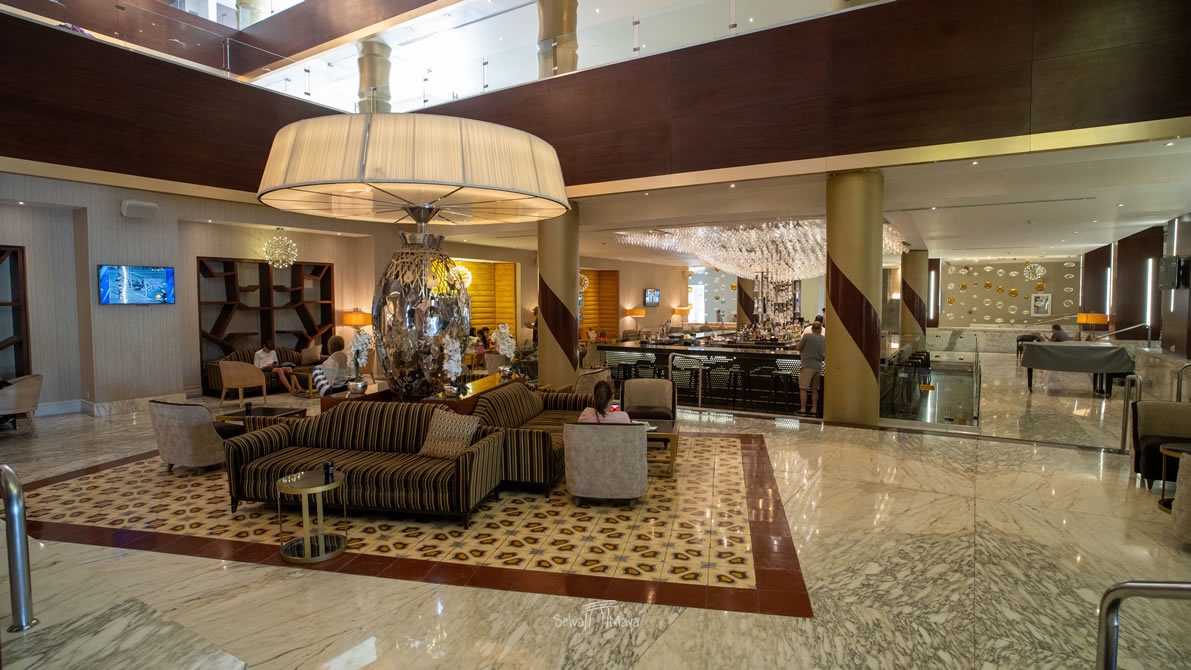 Lobby de la sección Nizuc de Moon Palace con sala de estar y lámpara circular