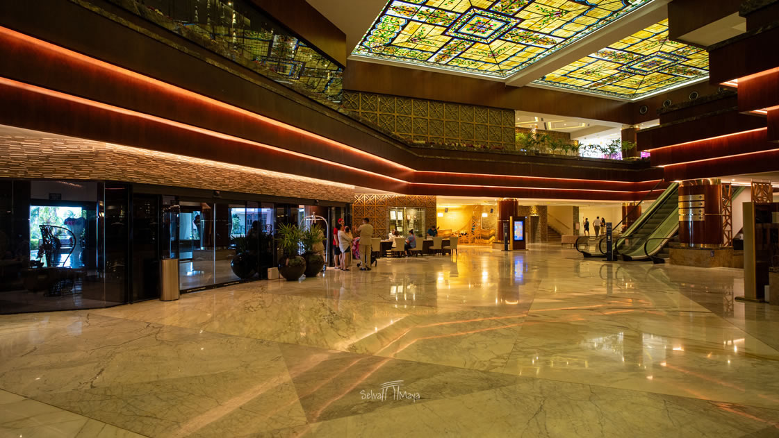 Lobby de la sección Sunrise de Moon Palace Cancún con domo de vitral policromado