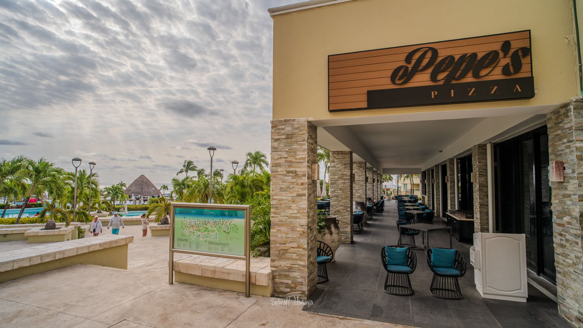 Restaurante Pepe's Pizza de Moon Palace Cancún con terraza y mesas al aire libre