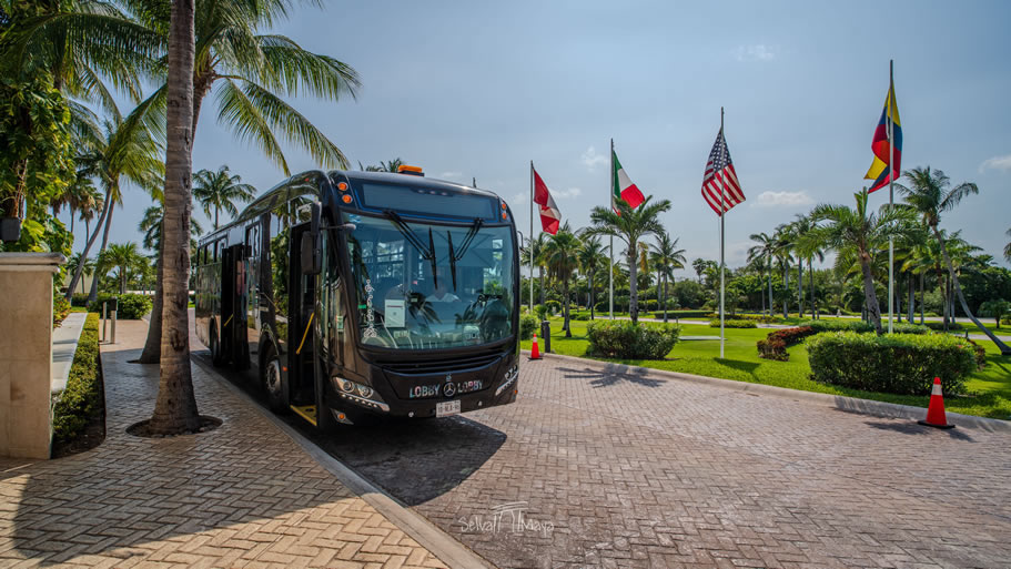 Autobús de transporte interno de Moon Palace Cancún en la entrada del lobby