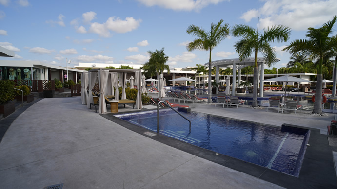 Alberca solo para adultos en Moon Palace The Grand, con cabañas y camastros