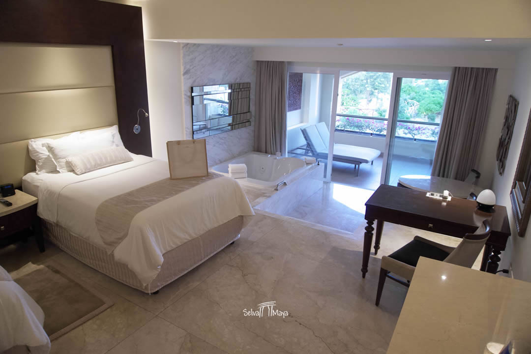 Habitación de Moon Palace The Grand con cama king, tina de hidromasaje y terraza