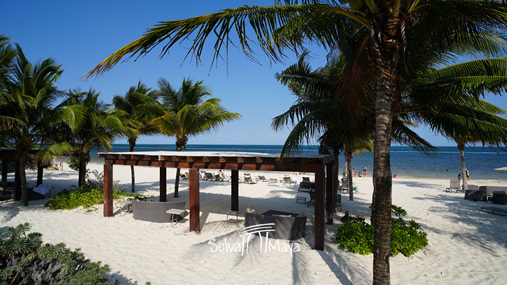 Playa de arena blanca de Moon Palace The Grand con palapa, camastros y mar turquesa