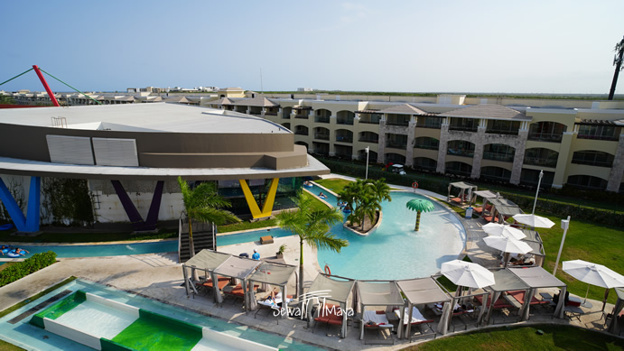 Vista aérea de Moon Palace The Grand Cancún con la alberca principal y el parque acuático