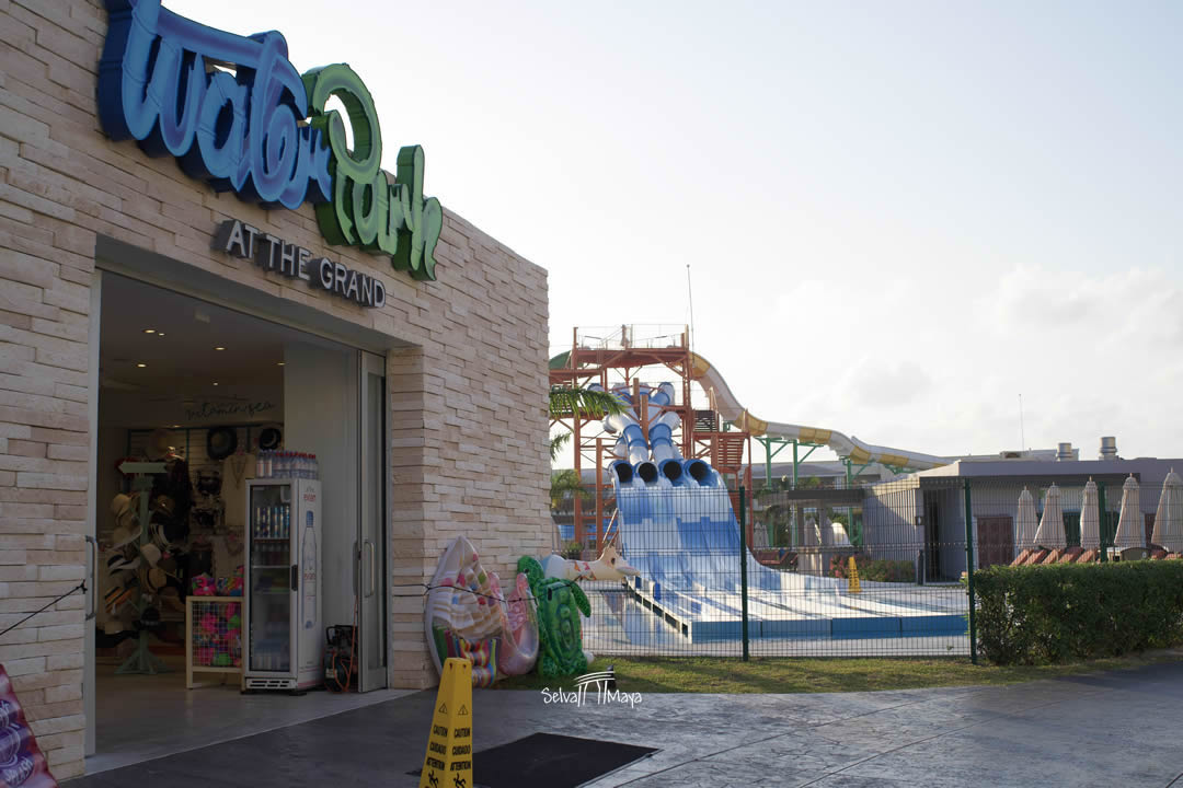 Entrada del Water Park at the Grand en Moon Palace The Grand Cancún, con toboganes al fondo