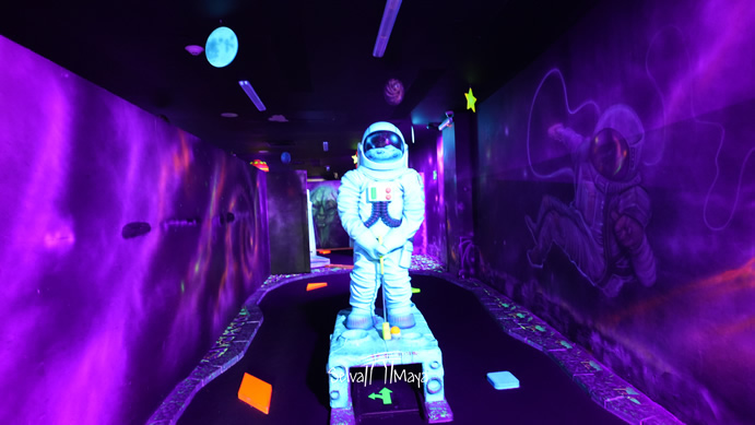 Minigolf neón de temática espacial en Moon Palace The Grand Cancún