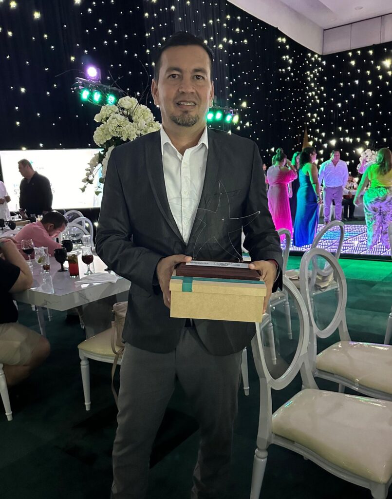 Lic. Alfredo Salceda recibiendo el reconocimiento de Iberostar: segundo lugar a nivel sureste en el Primer Encuentro Star Agents México 2024