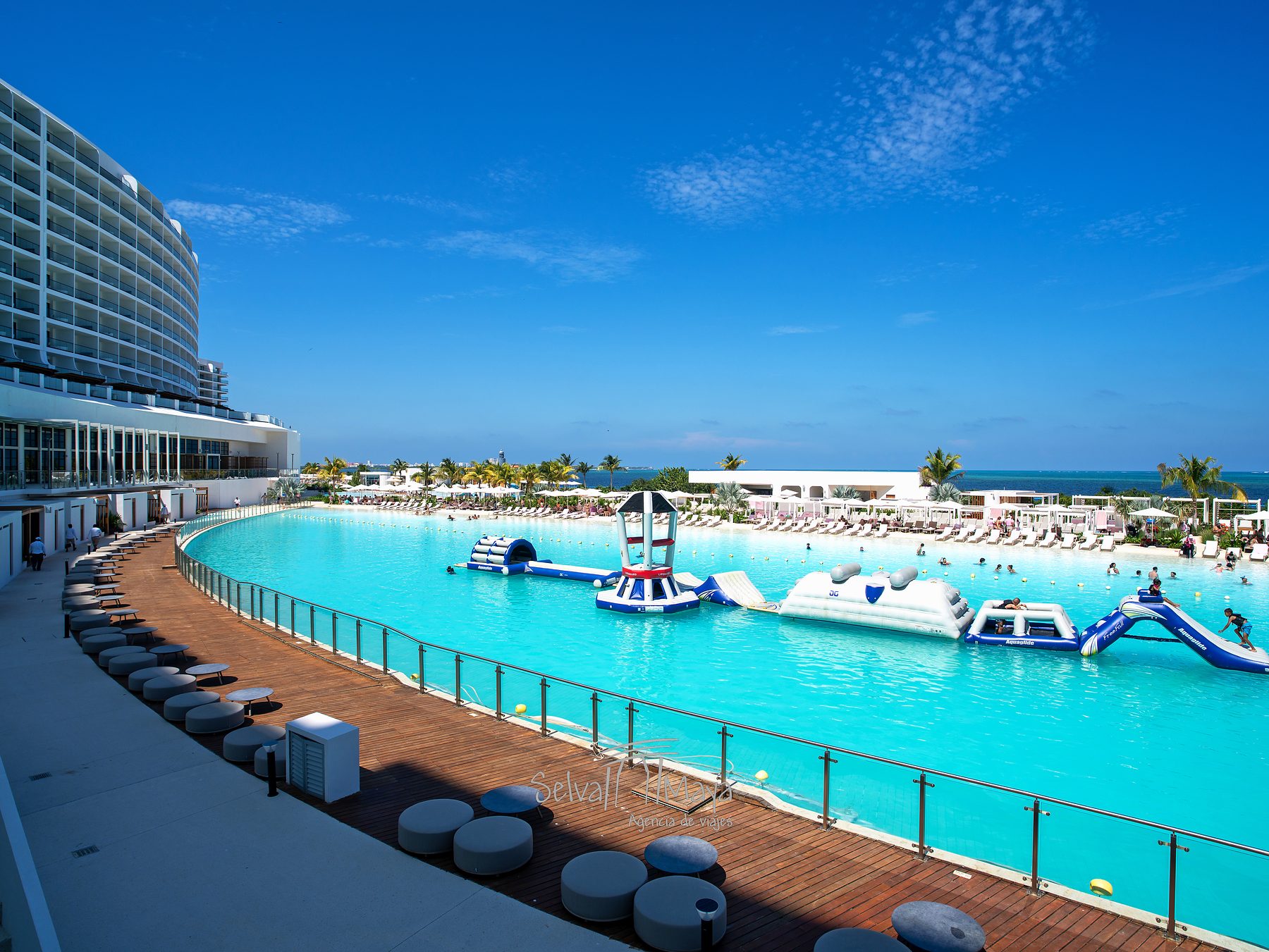 Actividades acuáticas en la alberca de AVA Resort Cancún