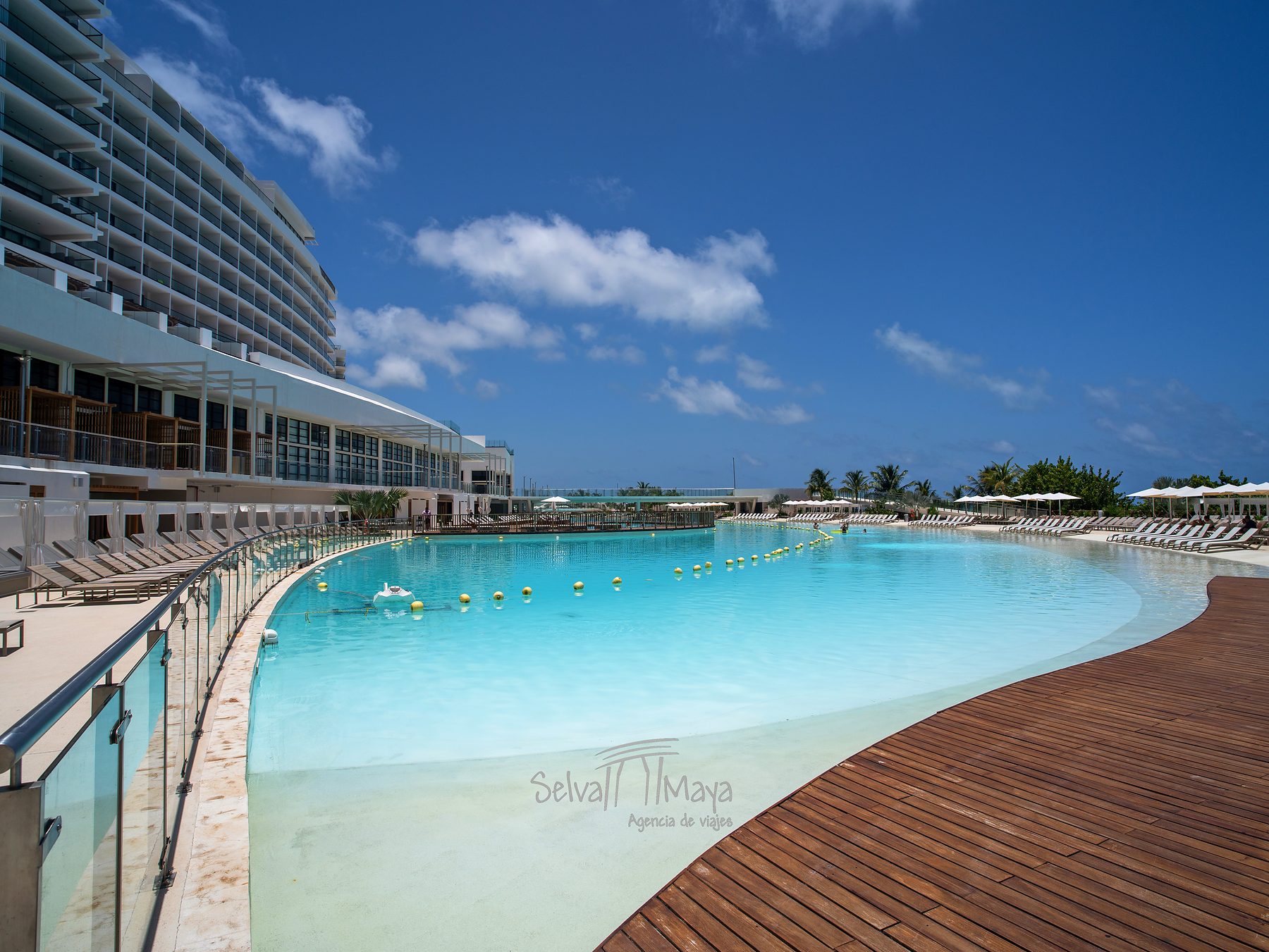 Piscina con andador de madera en AVA Resort Cancún