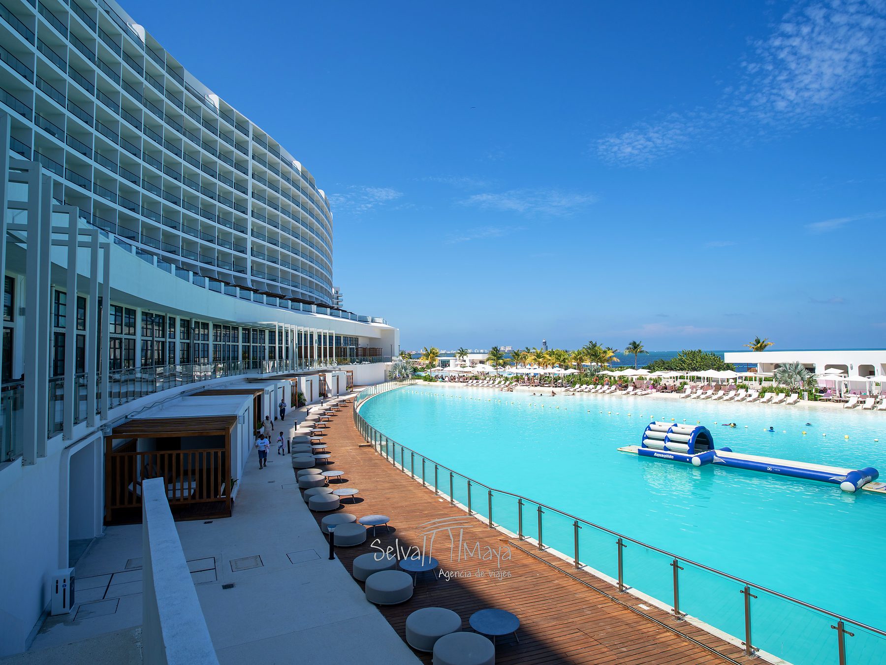 Alberca tipo laguna frente al edificio de AVA Resort Cancún, con diseño inspirado en un crucero