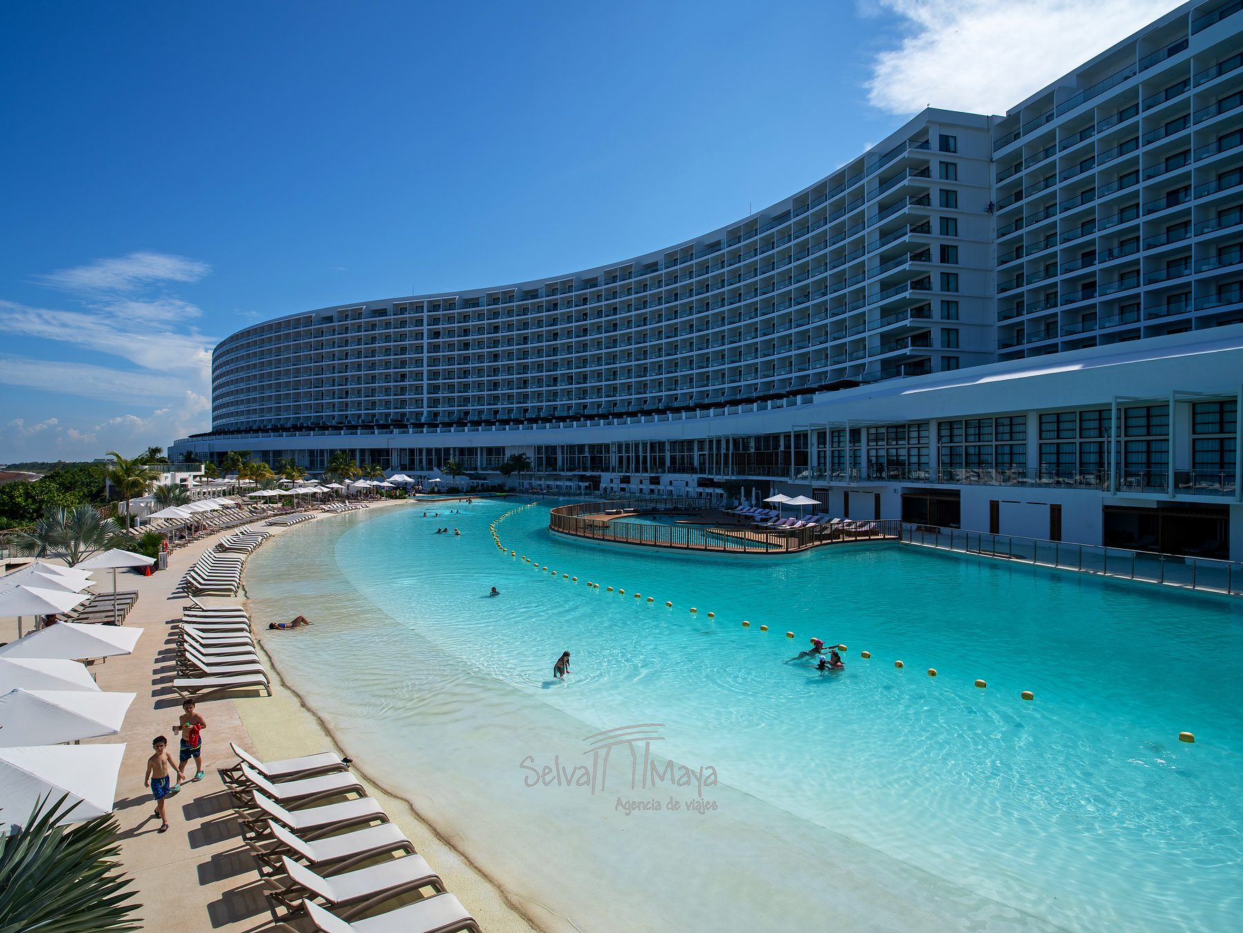 AVA Bay, la piscina más grande de AVA Resort Cancún