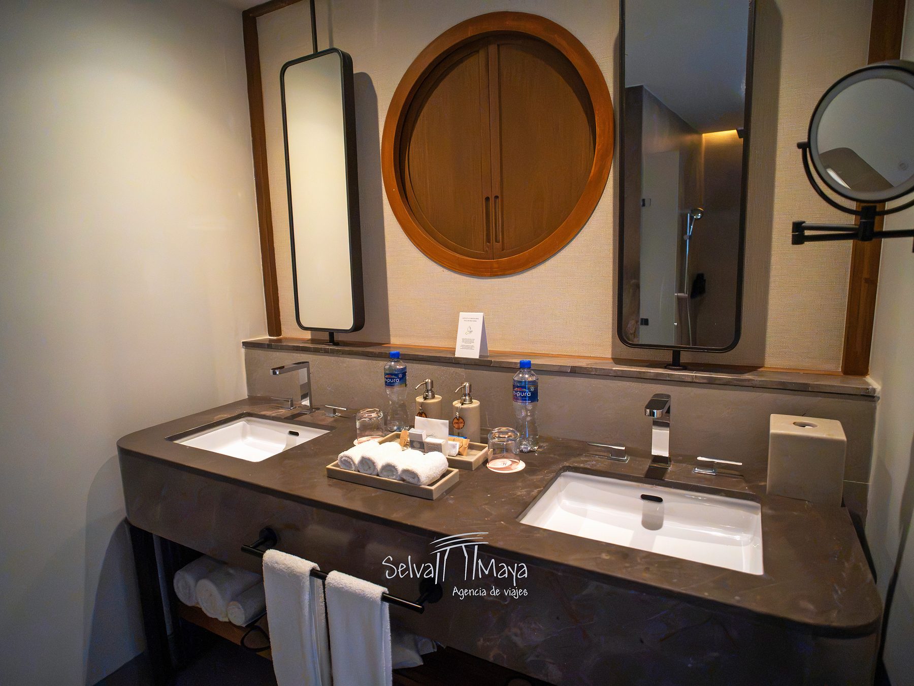 Baño con doble lavabo en una habitación de AVA Resort Cancún