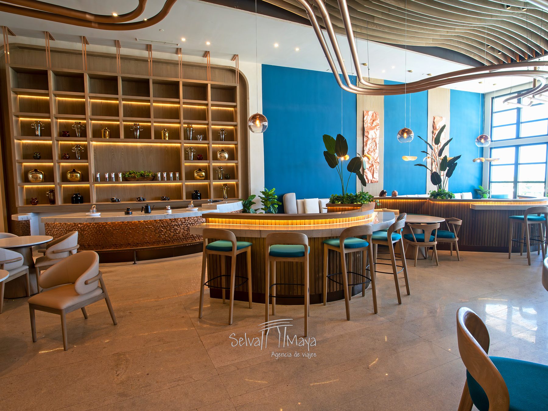 Bar con muro turquesa en AVA Resort Cancún