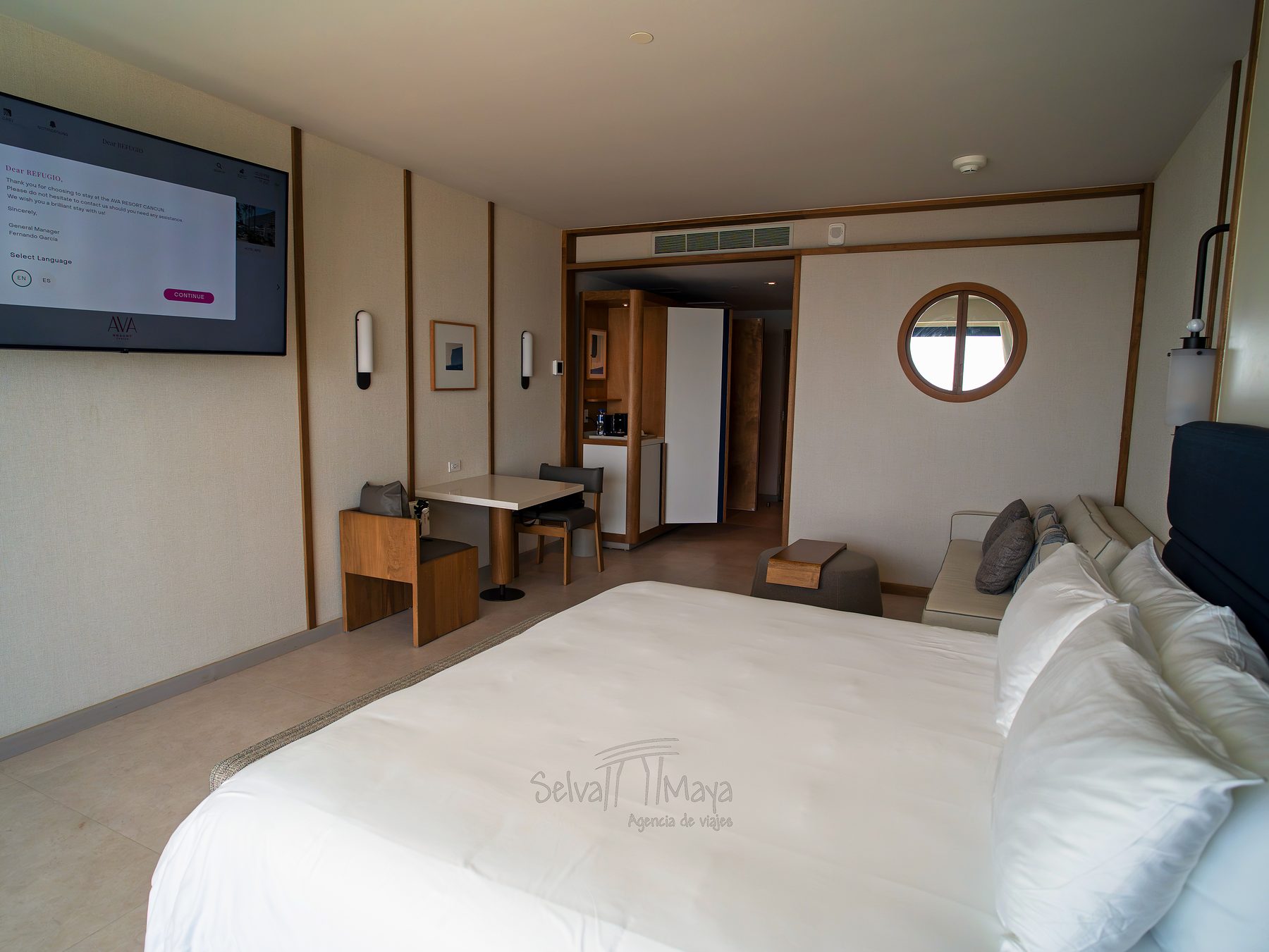 Habitación con escritorio en AVA Resort Cancún