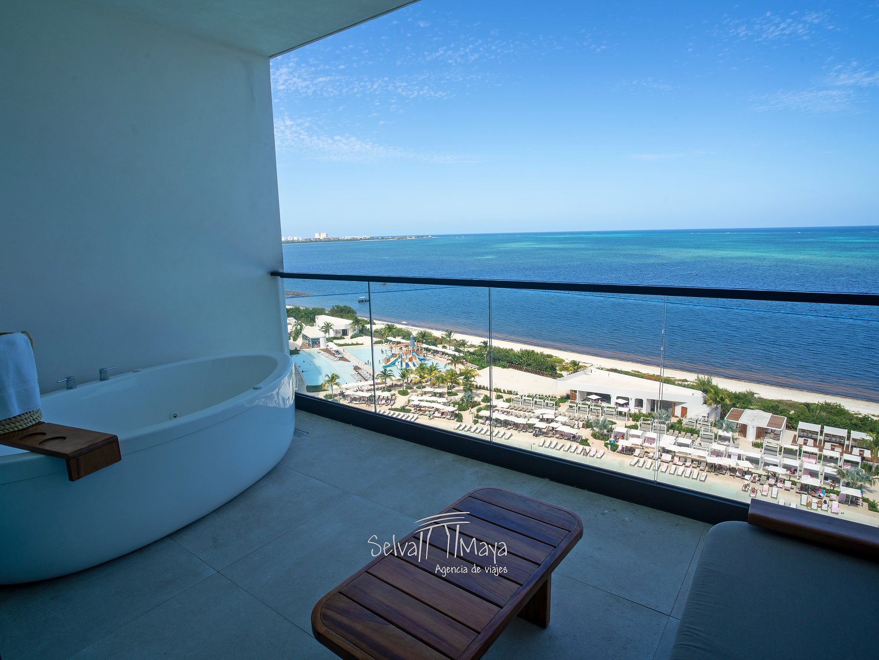 Tina de hidromasaje en el balcón de una habitación Oceanfront