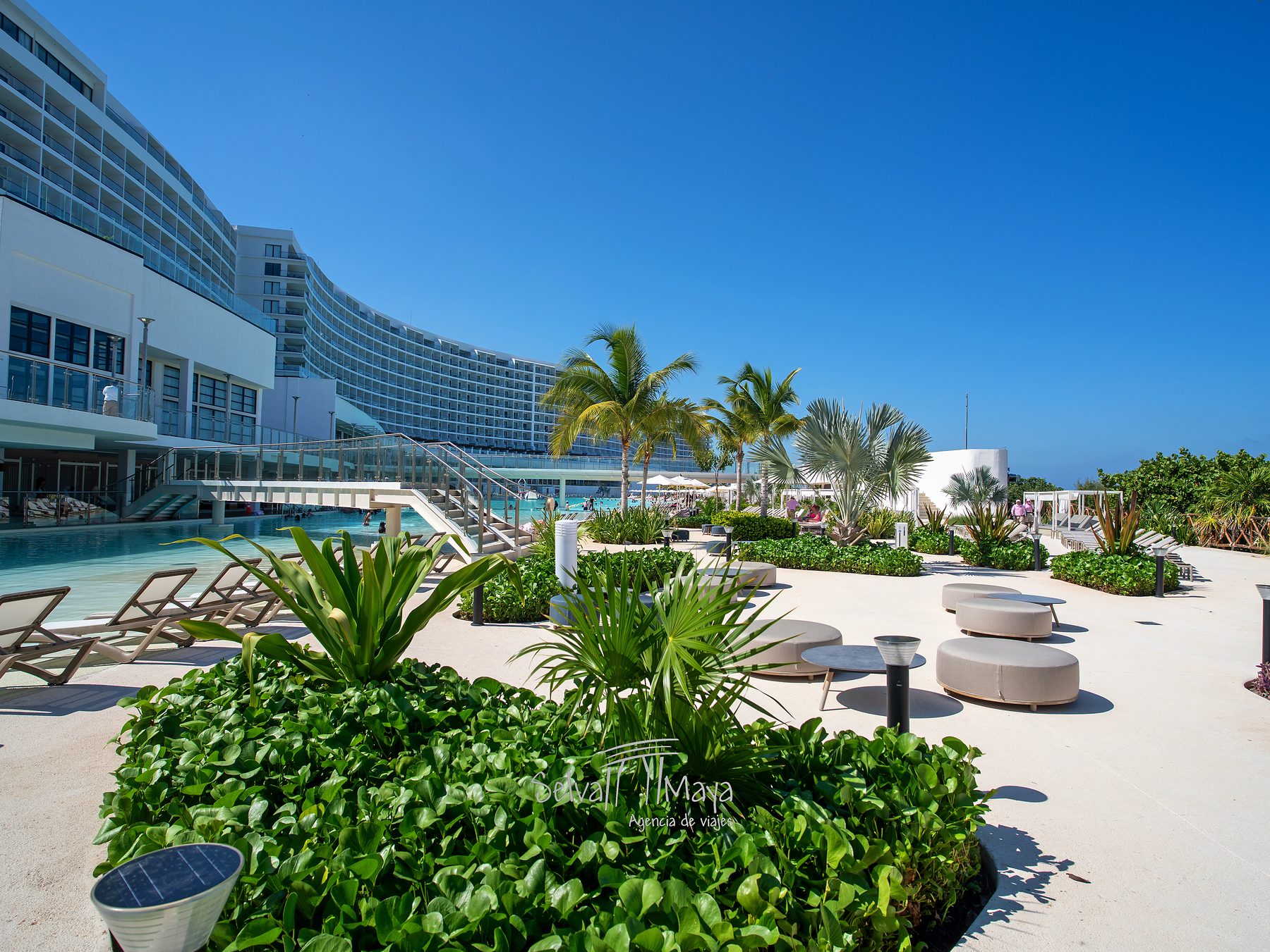 Jardín con camastros en AVA Resort Cancún