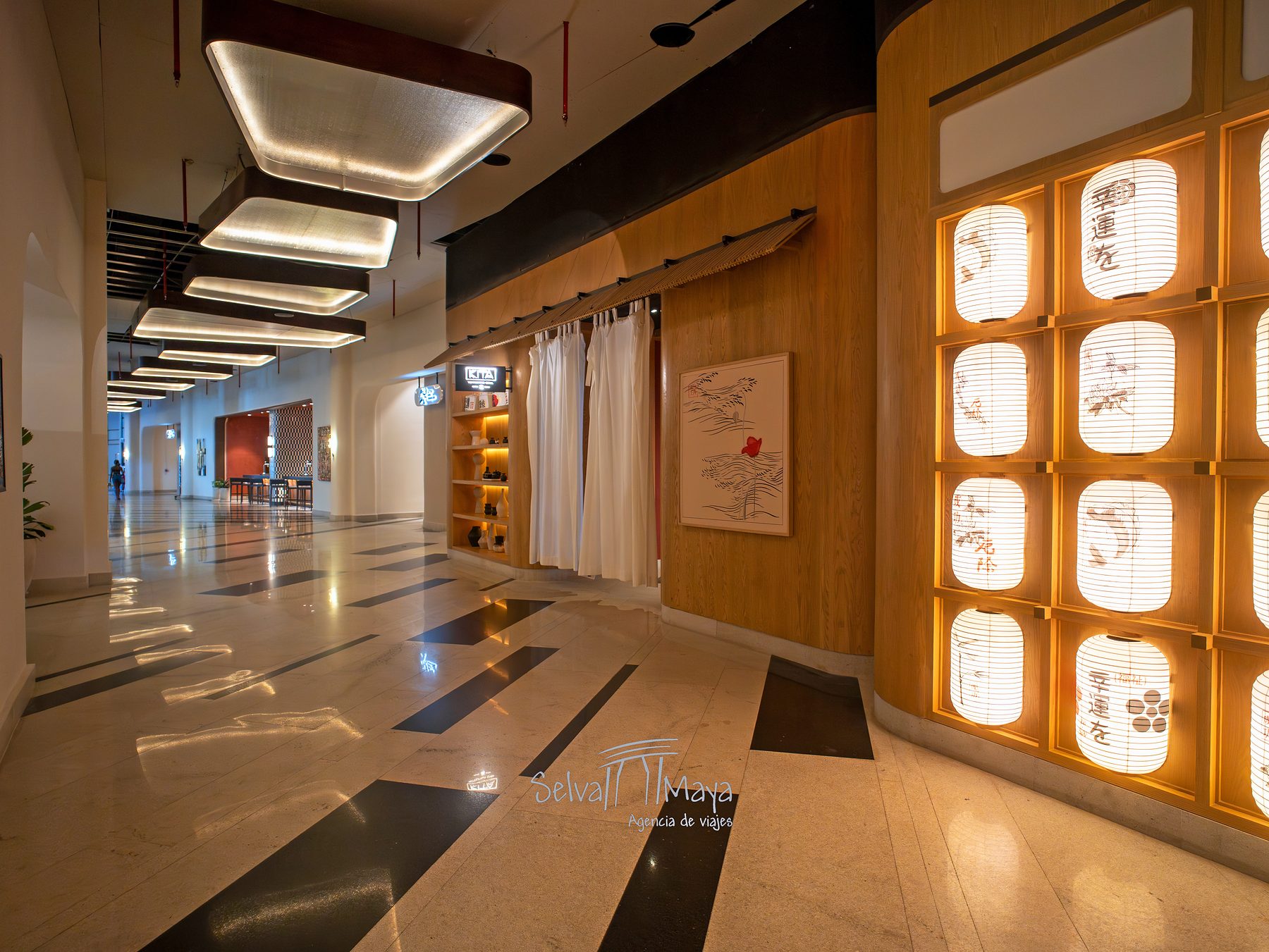 Corredor con paneles japoneses en AVA Resort Cancún