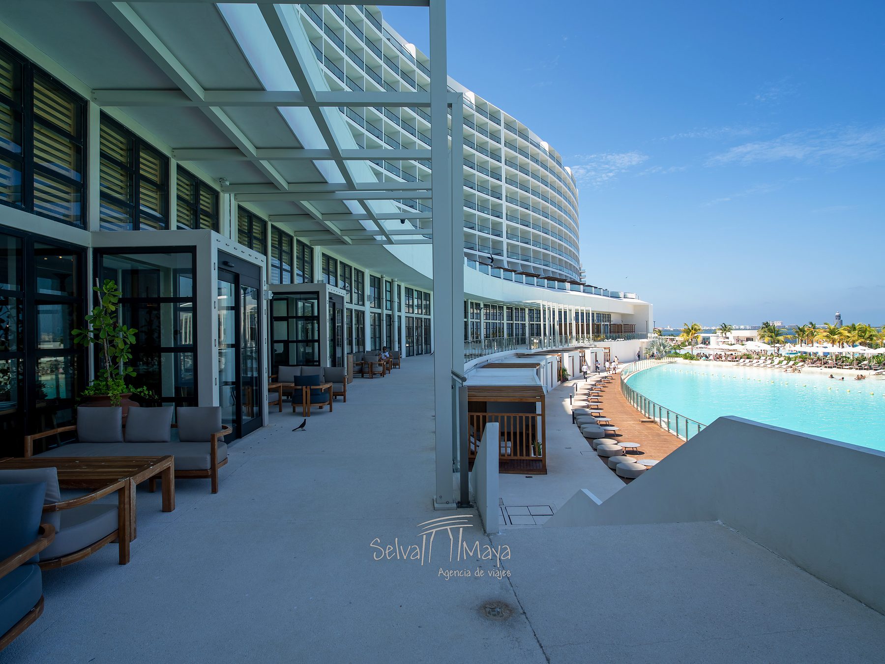 Terraza frente a la alberca en AVA Resort Cancún