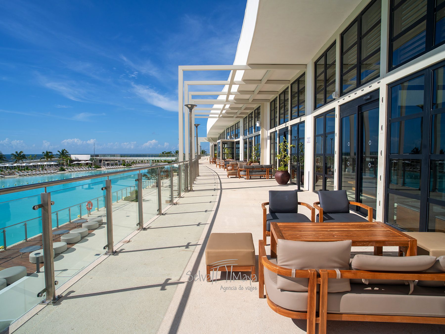 Terraza lounge con vista a la alberca en AVA Resort Cancún