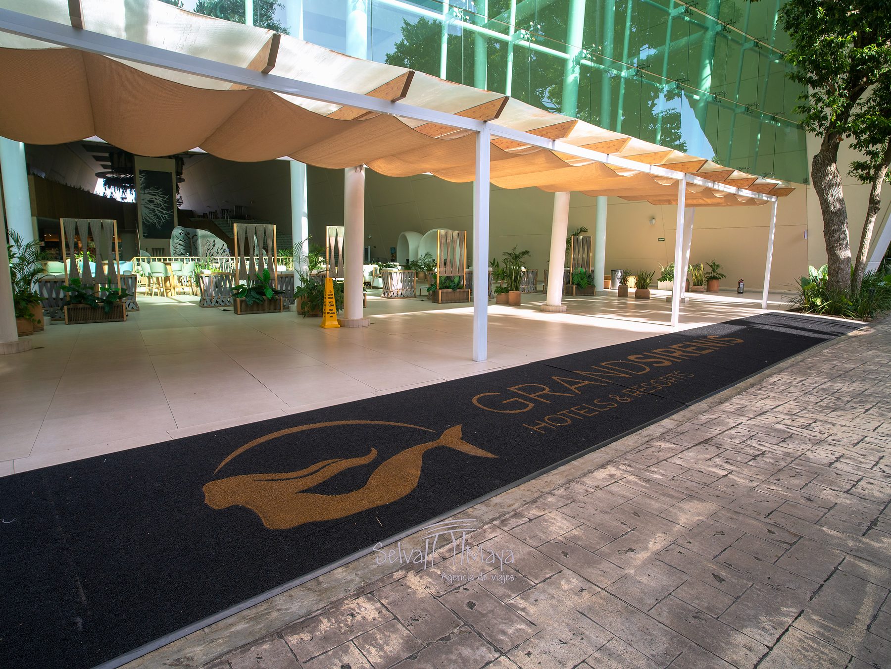 Acceso cubierto al lobby del Grand Sirenis Riviera Maya