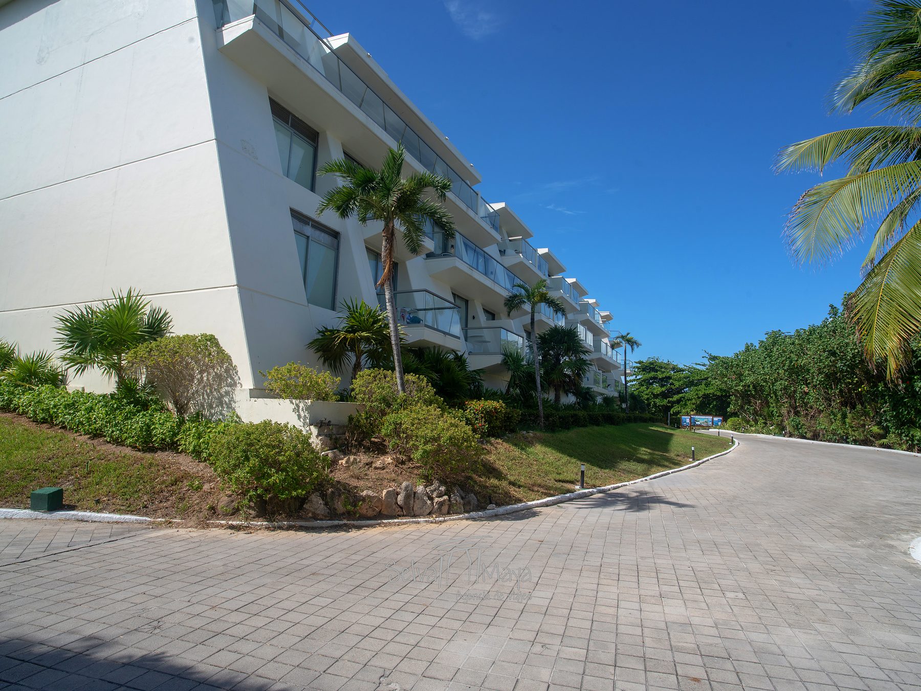 Acceso a un edificio de habitaciones del Grand Sirenis Riviera Maya