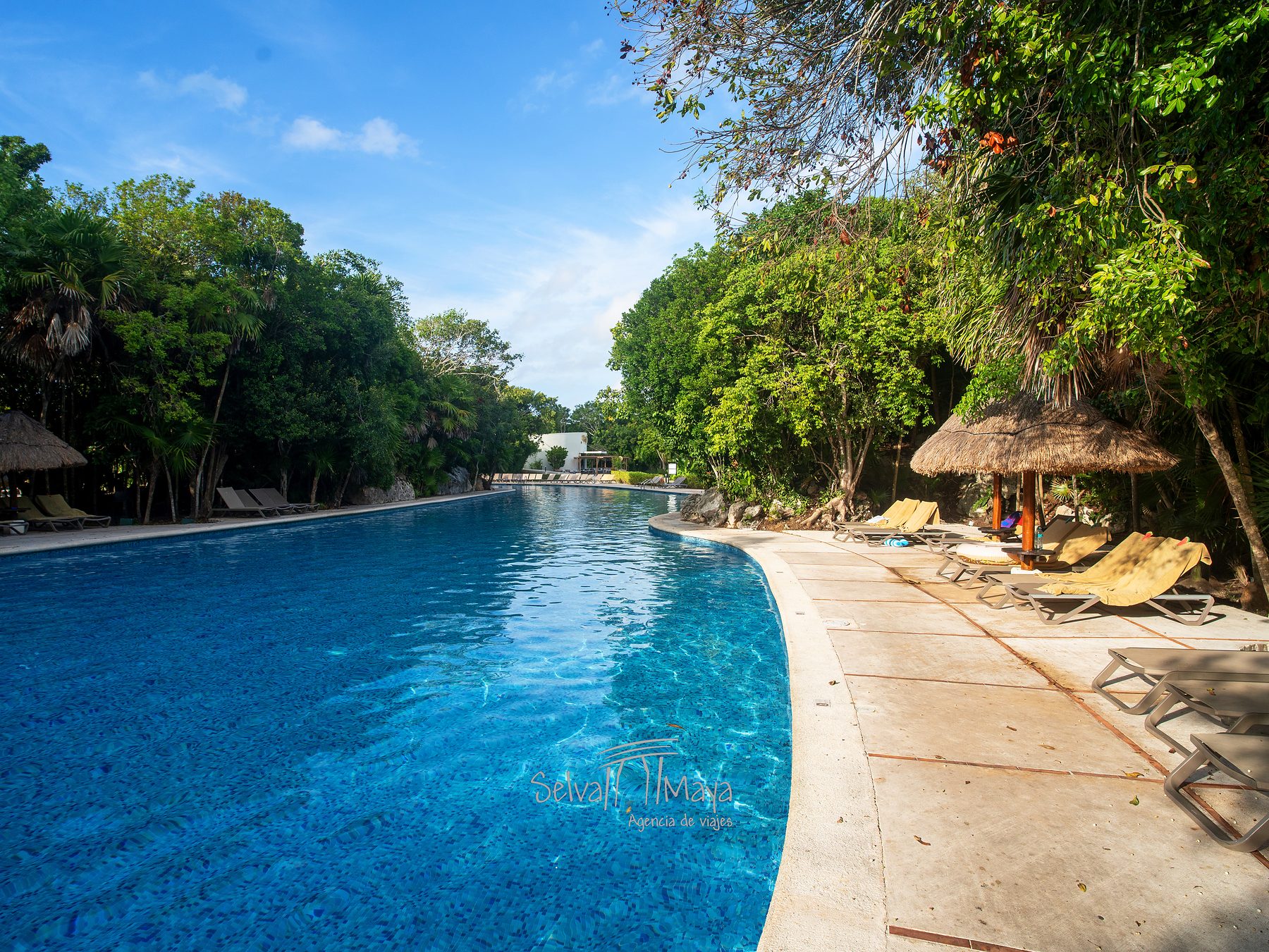 Alberca con palapas del Grand Sirenis Riviera Maya