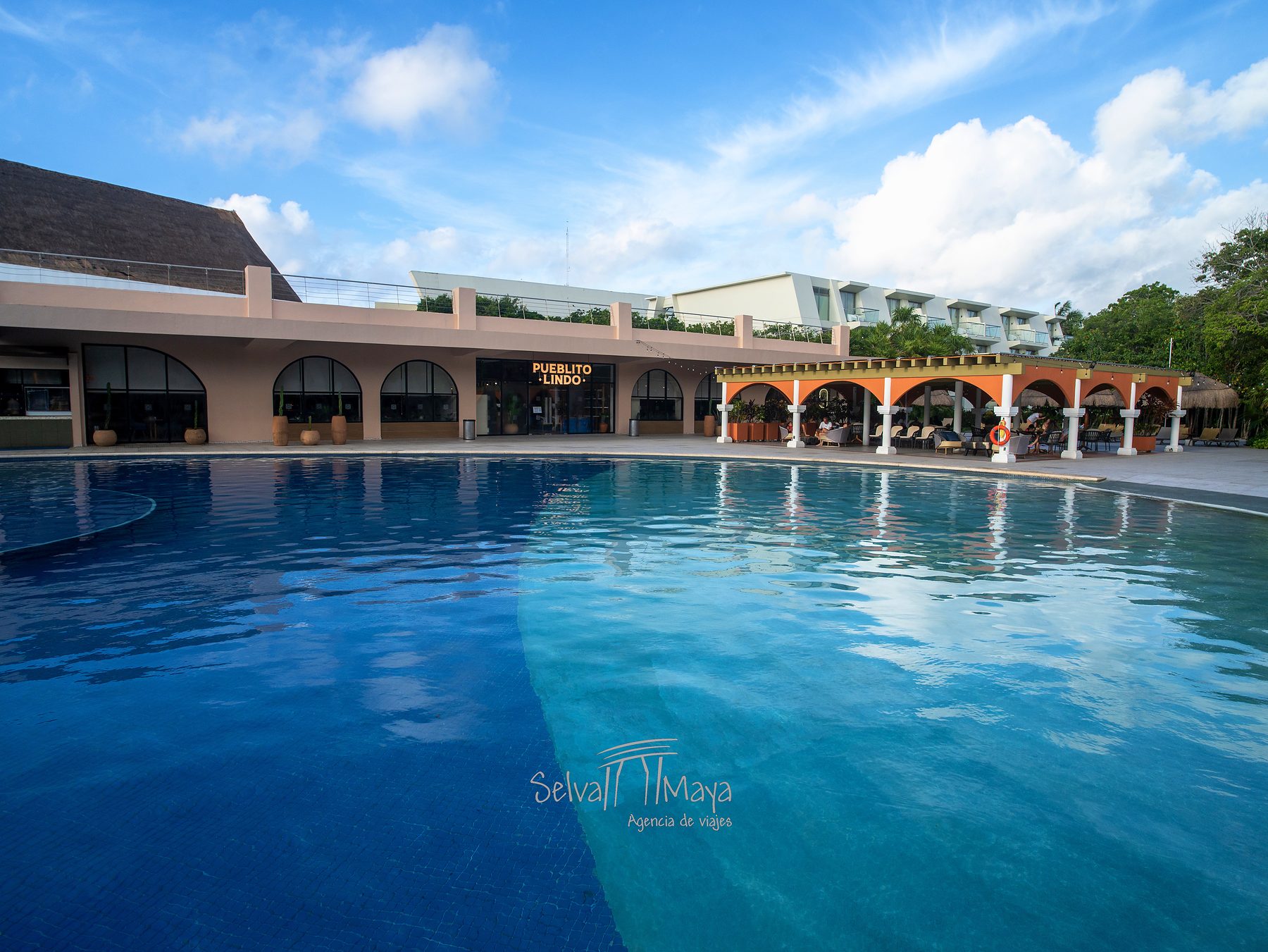 Alberca del Grand Sirenis Riviera Maya frente al restaurante Pueblito Lindo