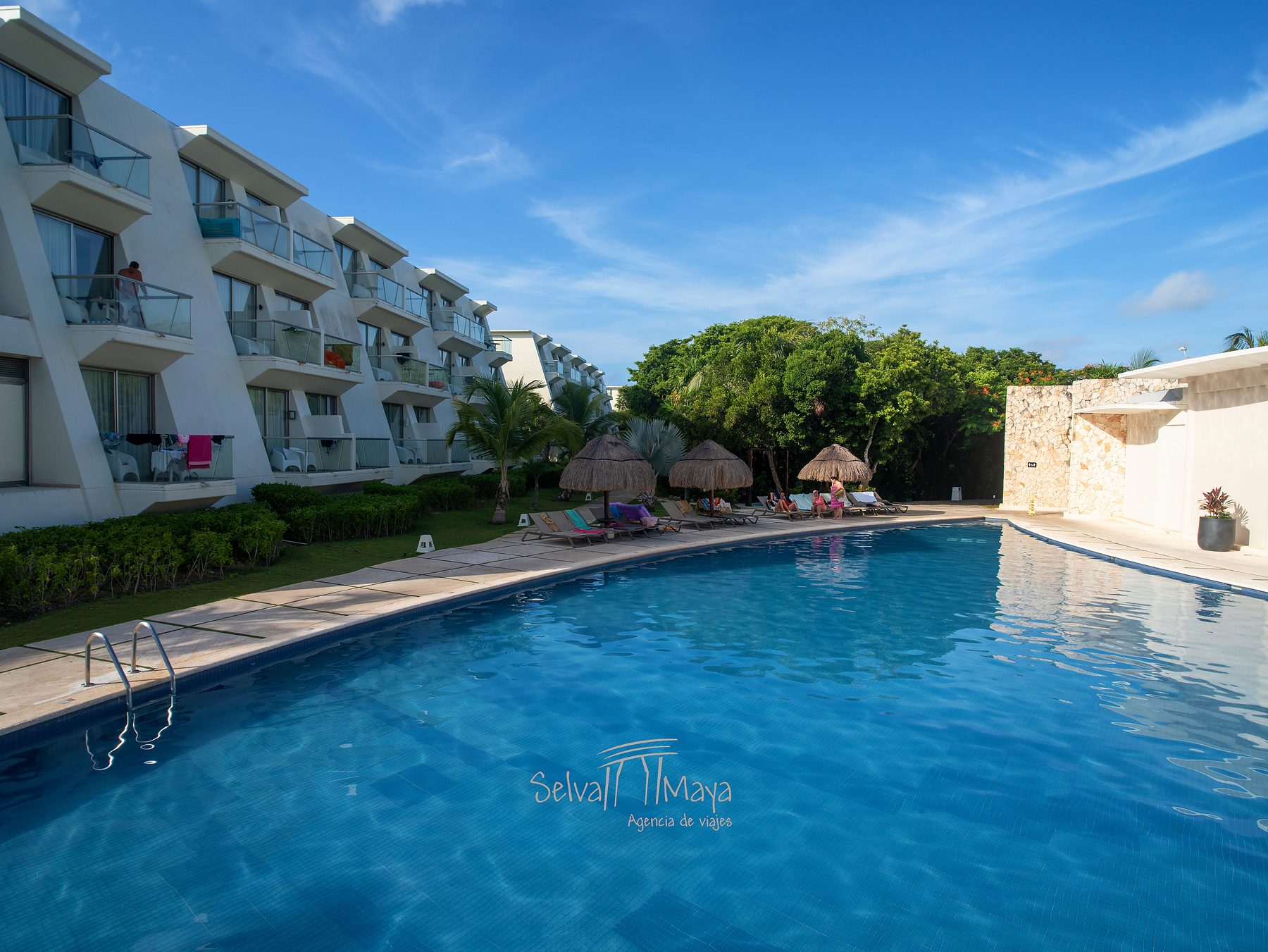 Alberca junto a los edificios de habitaciones del Grand Sirenis Riviera Maya