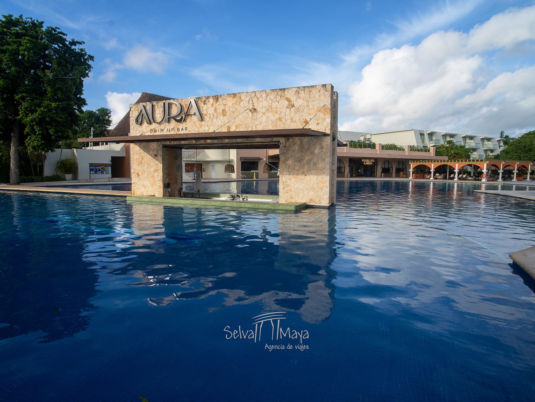Swim-up bar Aura del Grand Sirenis Riviera Maya