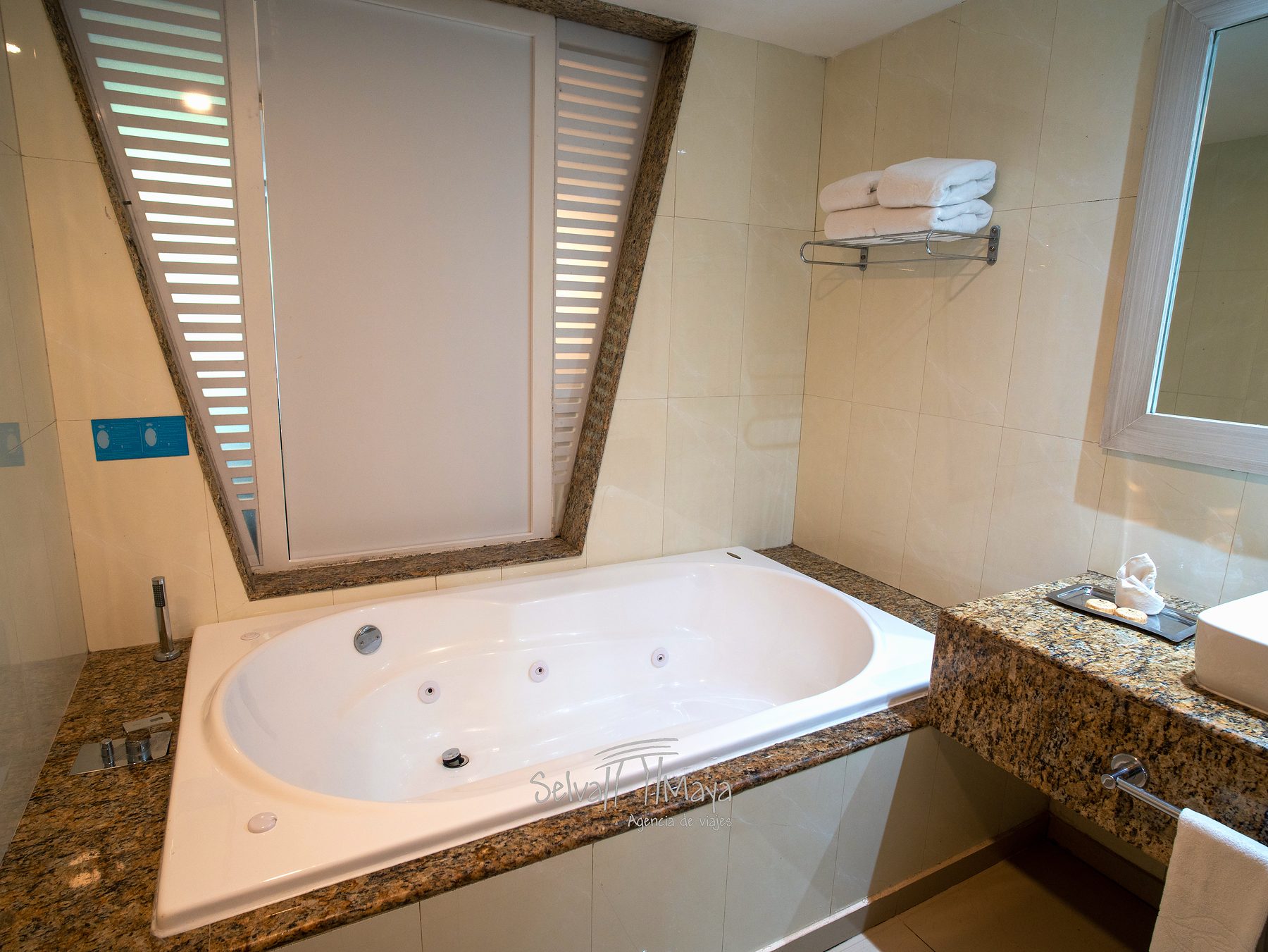 Baño con bañera de hidromasaje del Grand Sirenis Riviera Maya