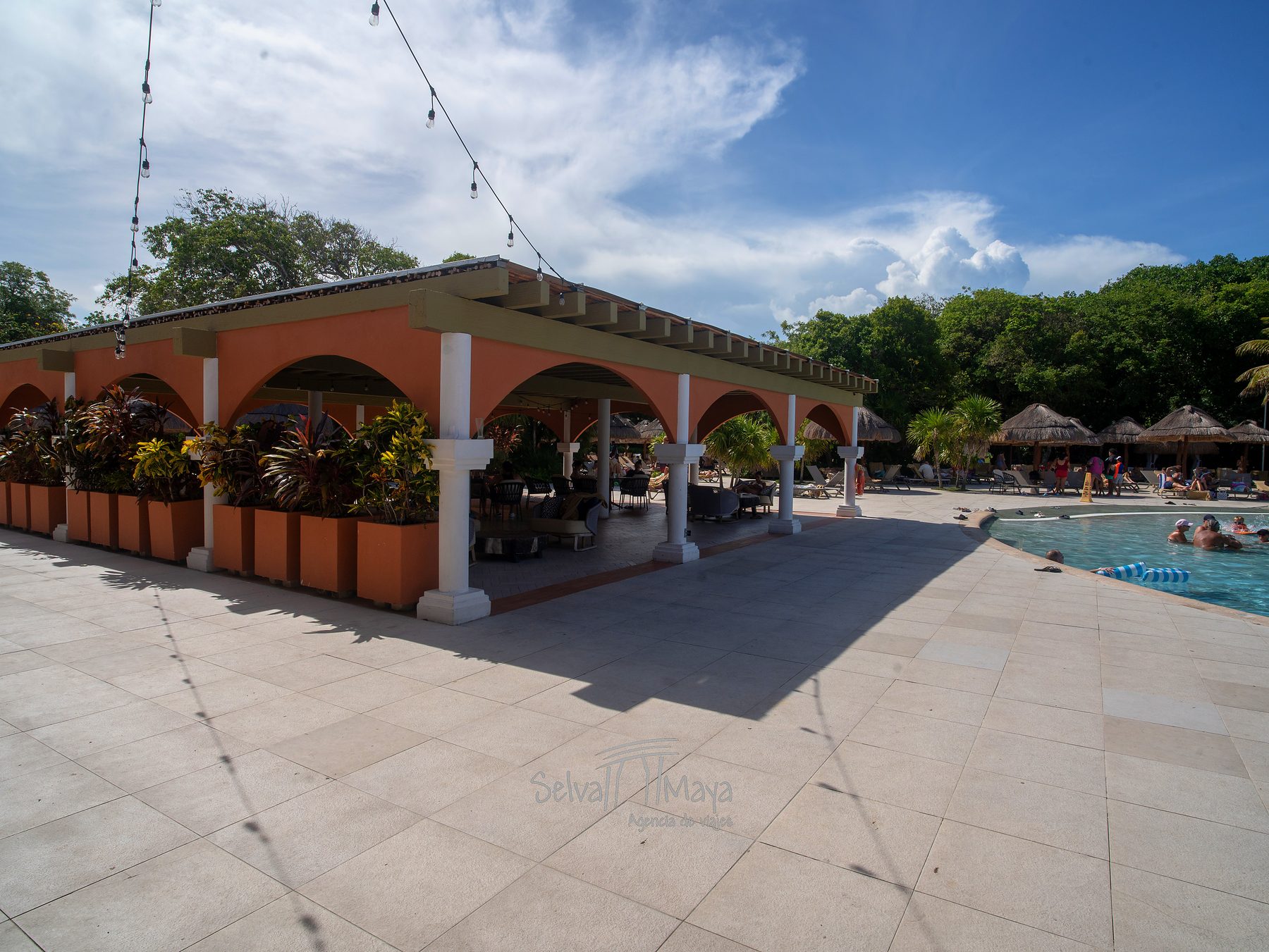 Bar de alberca junto a Pueblito Lindo en el Grand Sirenis Riviera Maya