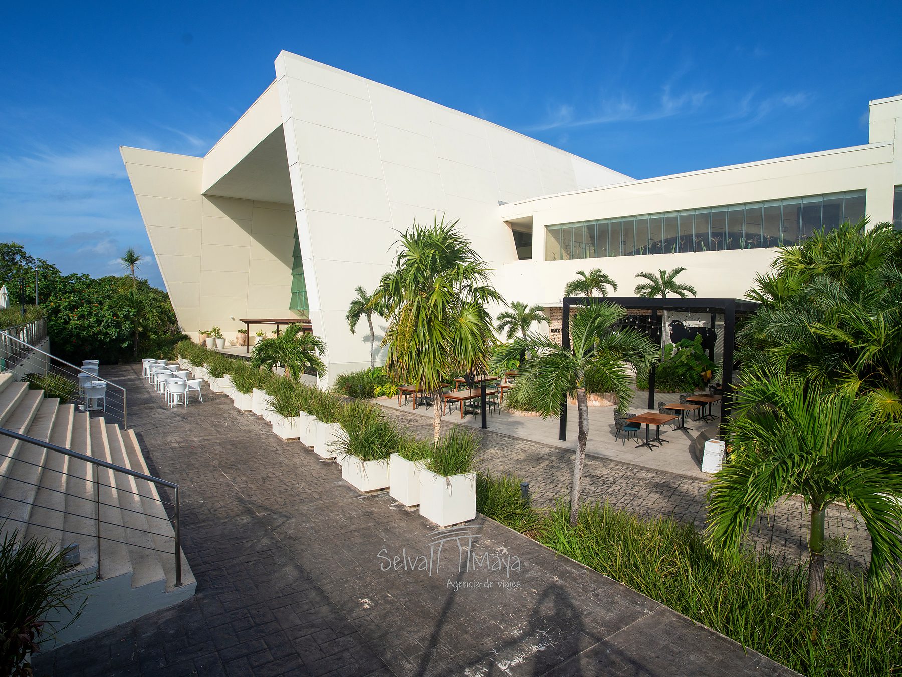 Exterior del edificio del lobby del Grand Sirenis Riviera Maya