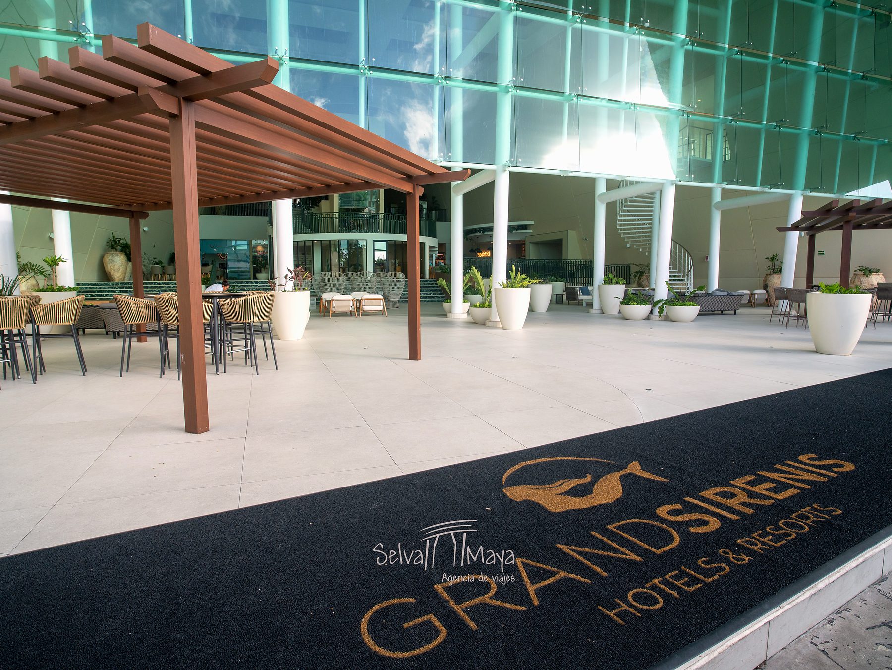 Entrada principal al lobby del Grand Sirenis Riviera Maya