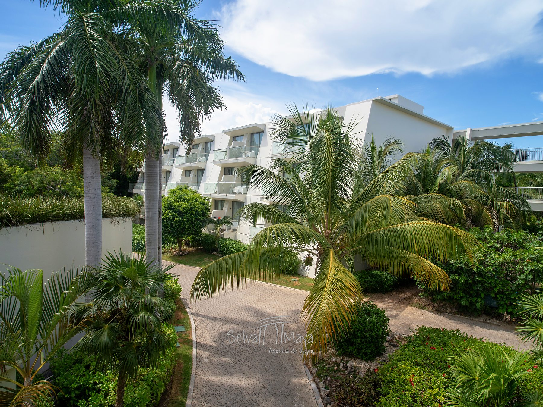 Jardines y edificio de habitaciones del Grand Sirenis Riviera Maya