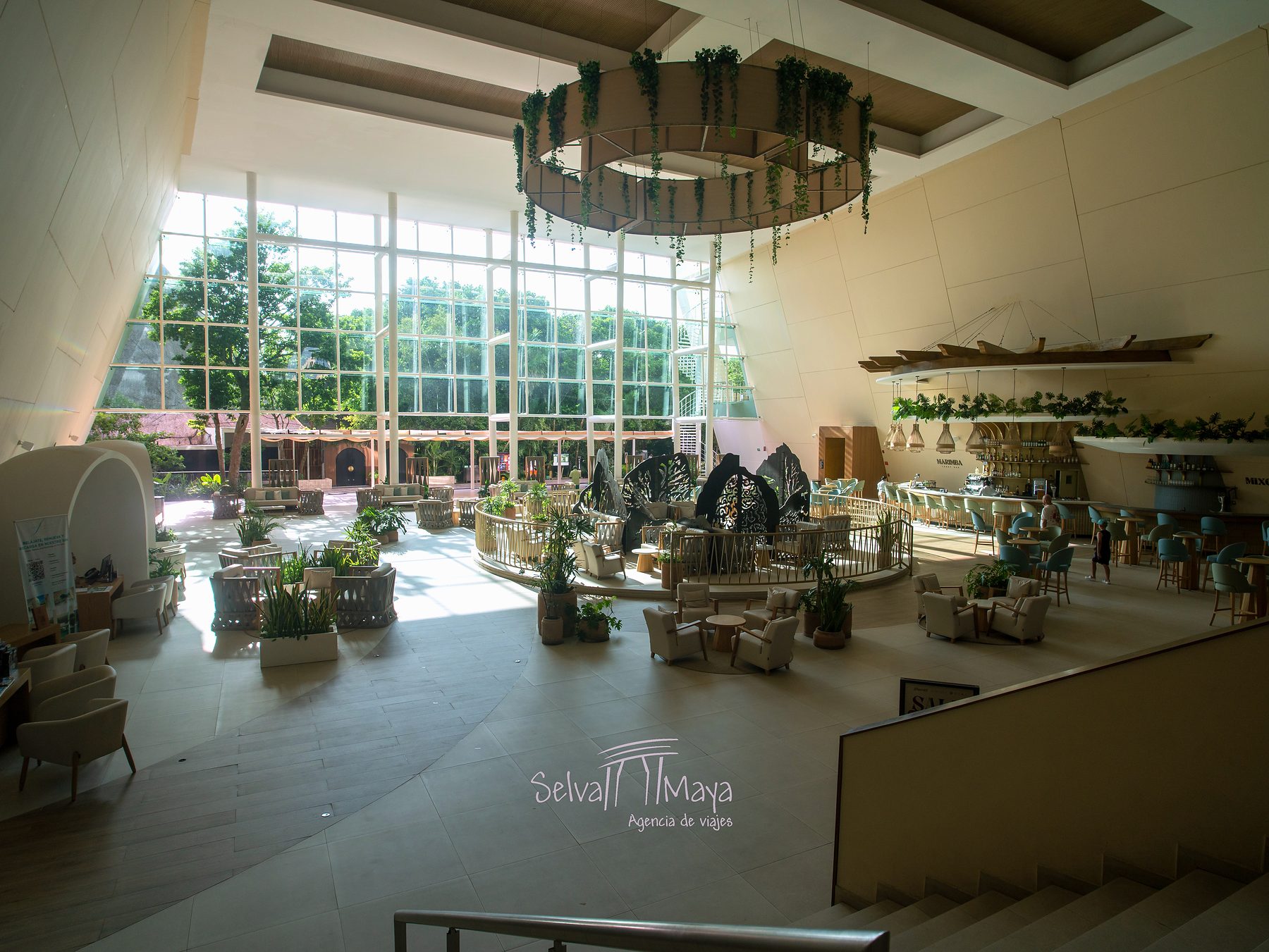 Vista general del lobby y el bar del Grand Sirenis Riviera Maya