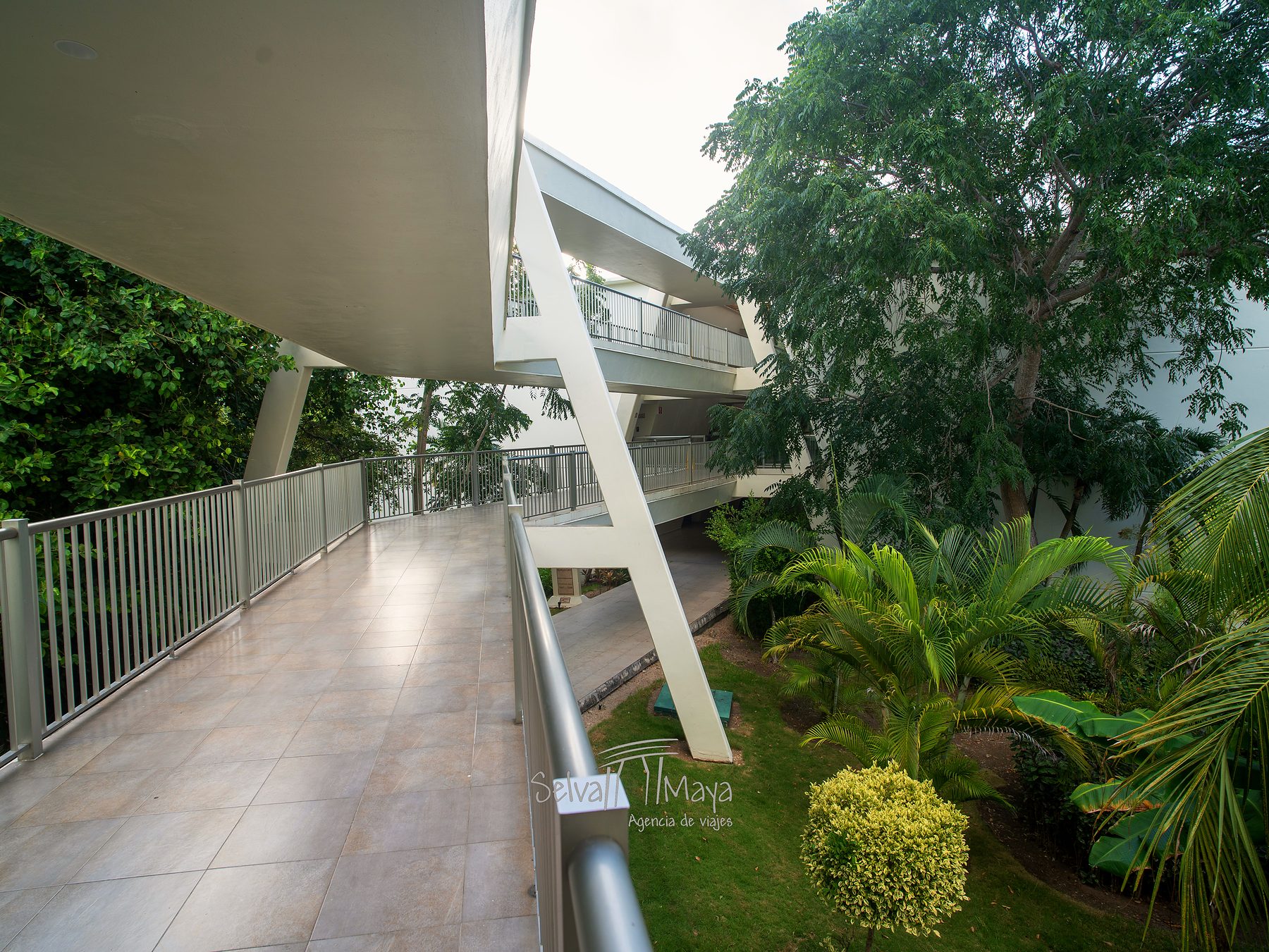 Pasillo exterior de habitaciones del Grand Sirenis Riviera Maya