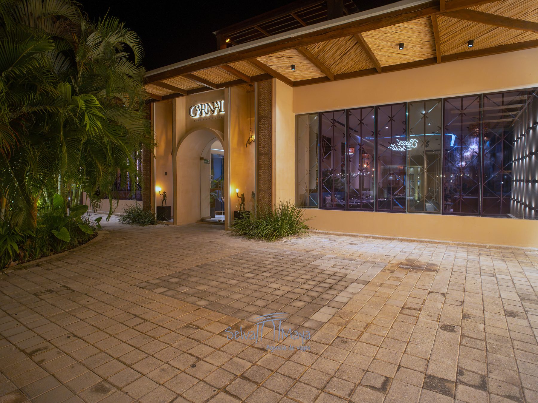 Restaurante Carnal de noche en el Grand Sirenis Riviera Maya