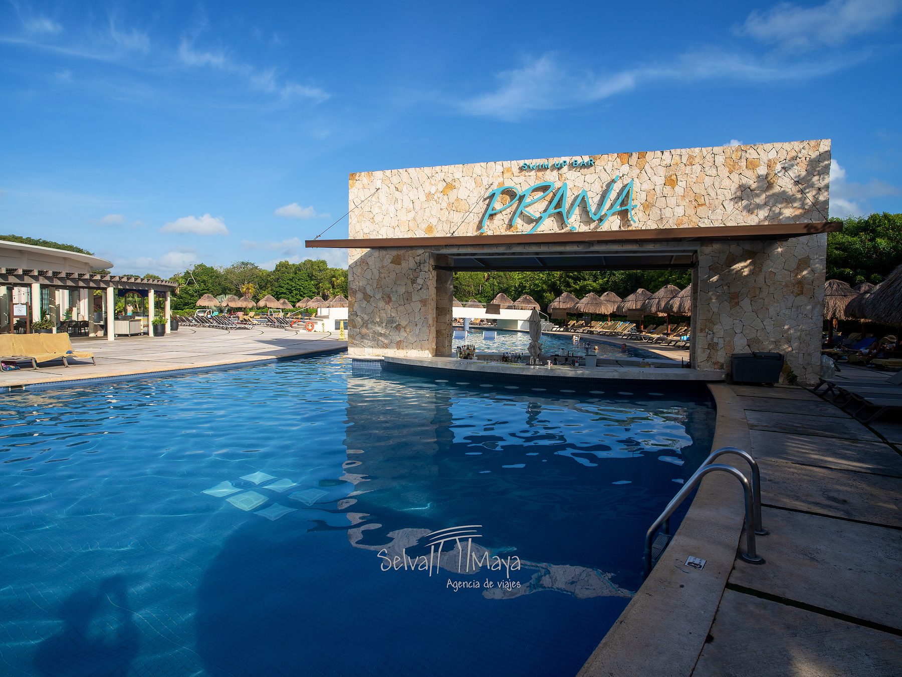 Swim-up bar Prana del Grand Sirenis Riviera Maya