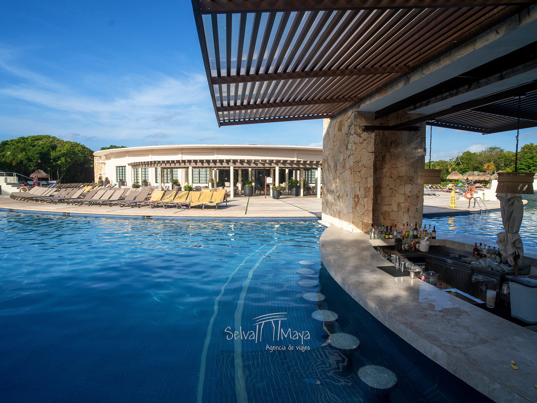 Swim-up bar y camastros del Grand Sirenis Riviera Maya