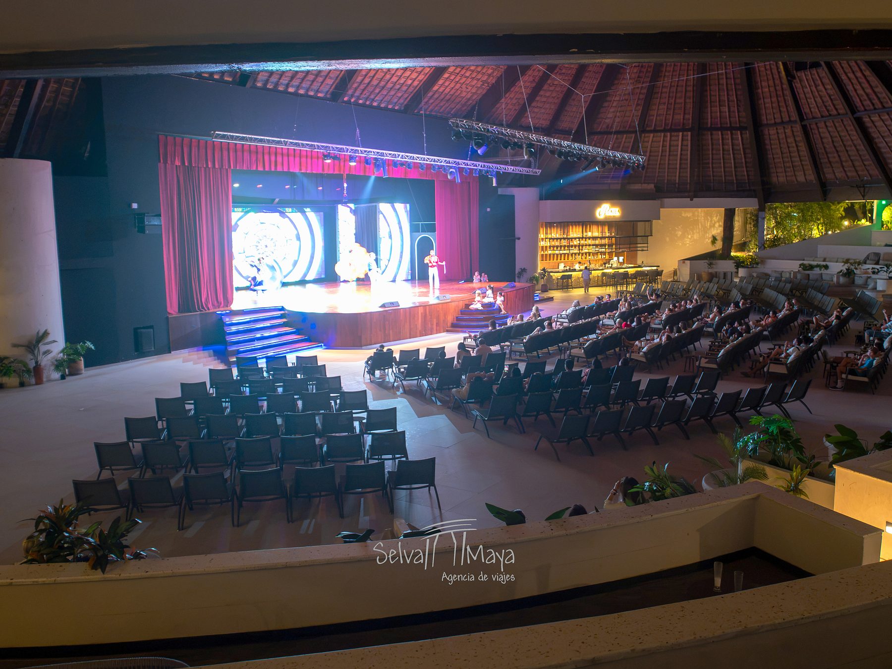 Show nocturno en el teatro del Grand Sirenis Riviera Maya