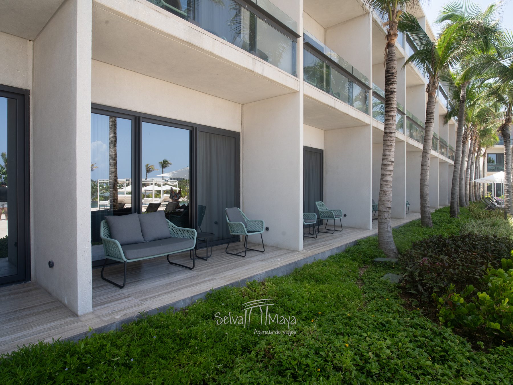 Balcón de una habitación del Hilton Tulum Riviera Maya con mesa y sillas
