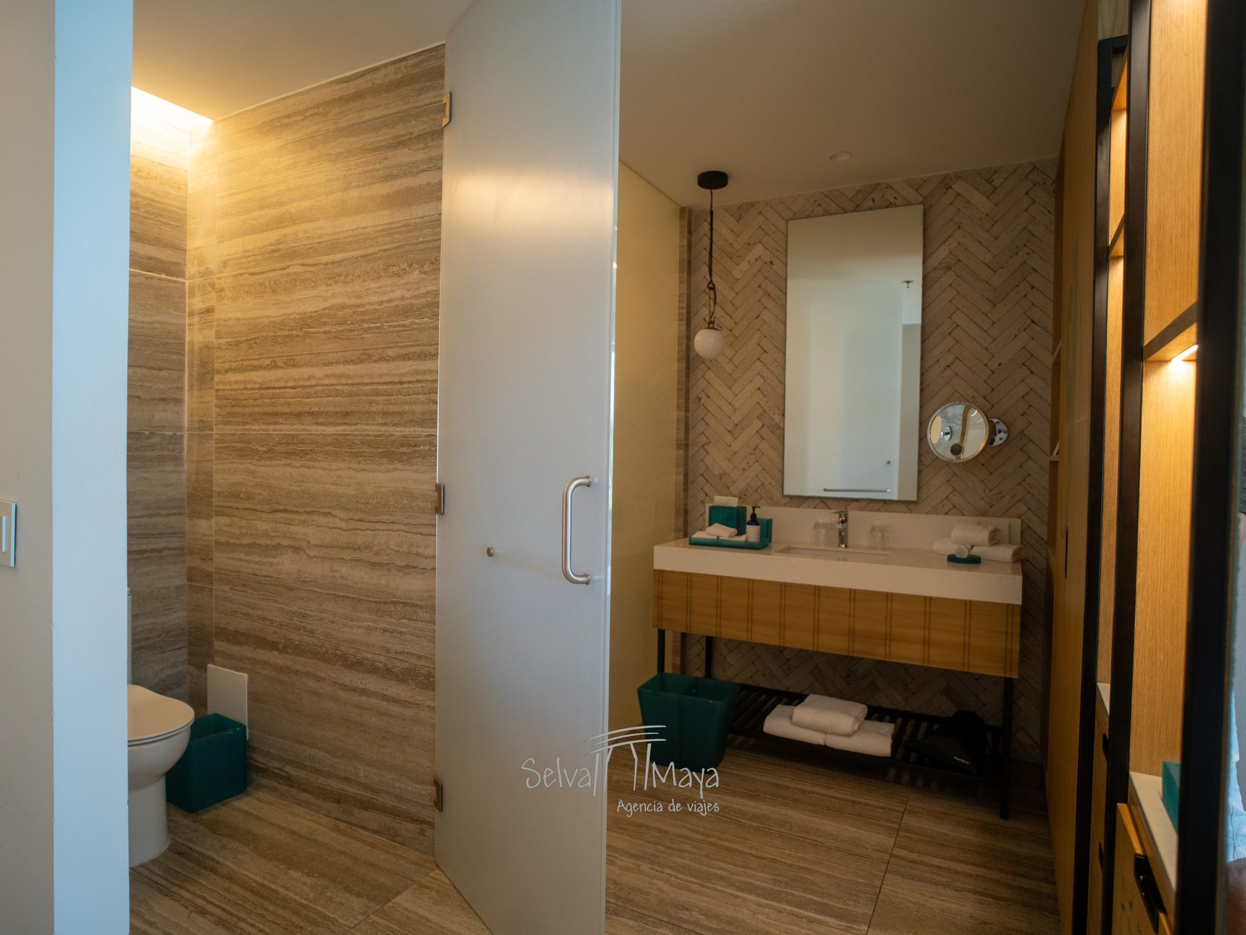 Baño de habitación del Hilton Tulum Riviera Maya con ducha tipo lluvia