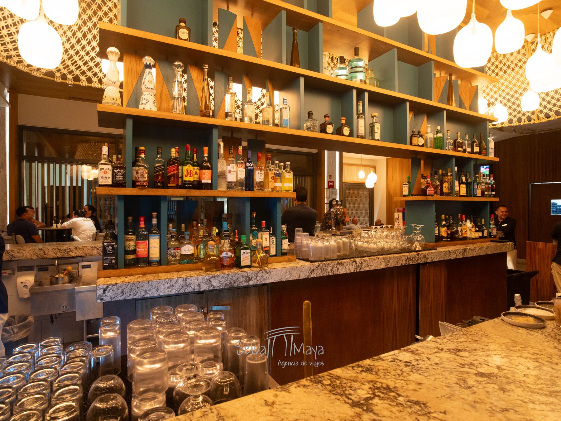 Barra del lobby bar Azulinda del Hilton Tulum con licores de marca internacional