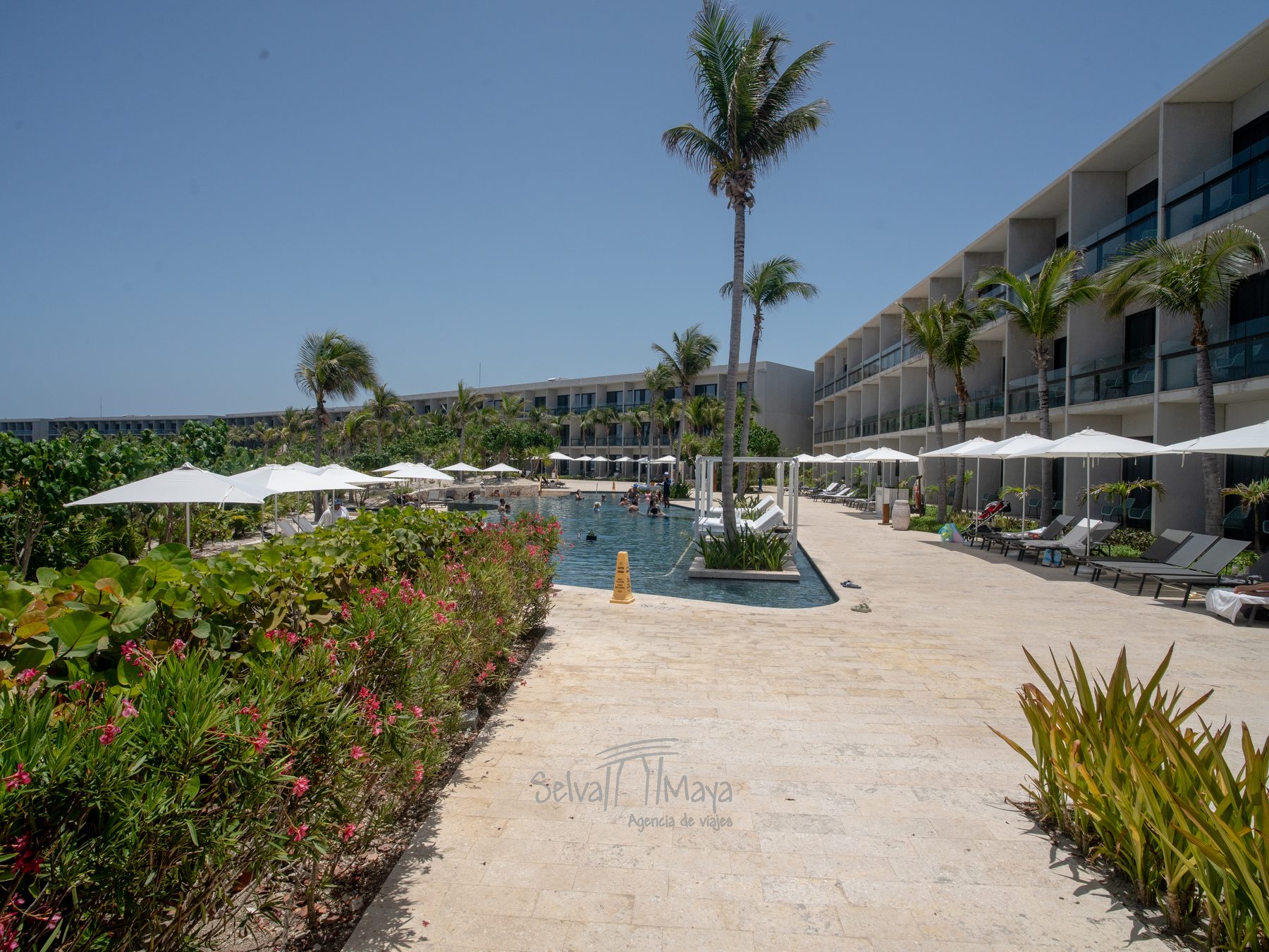 Vista de las casas del Hilton Tulum Riviera Maya frente al mar, en forma de U sobre la bahía