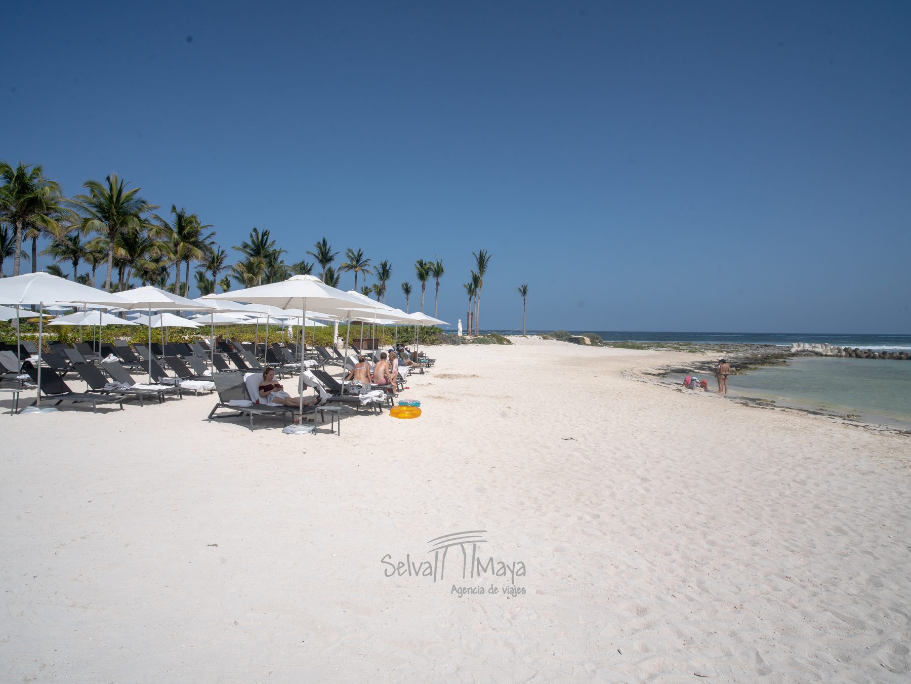 Club de playa del Hilton Tulum Riviera Maya con camastros