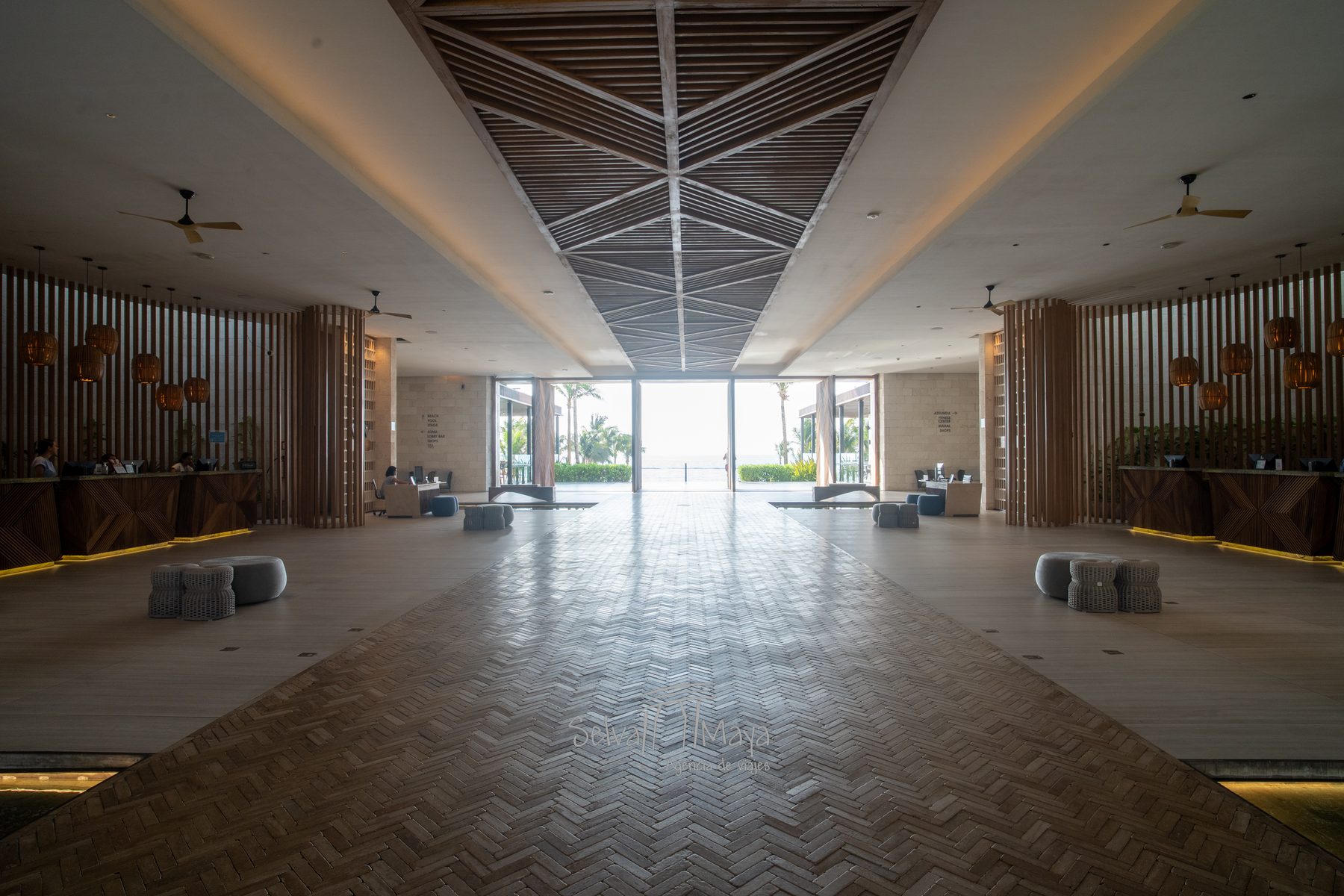 Lobby del Hilton Tulum Riviera Maya con puertas de gran altura