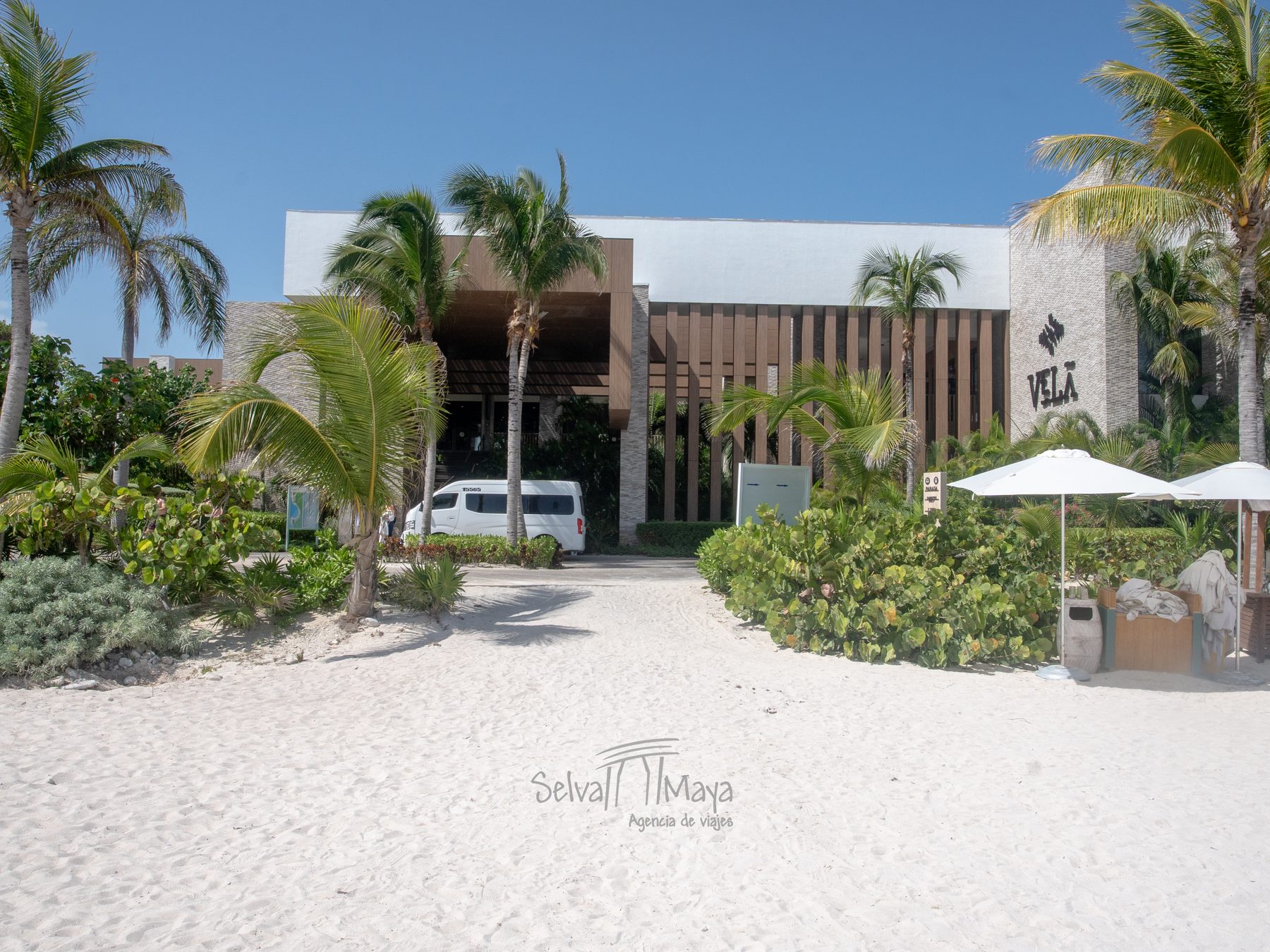 Van del transporte interno del Hilton Tulum frente al edificio de Vela Norte